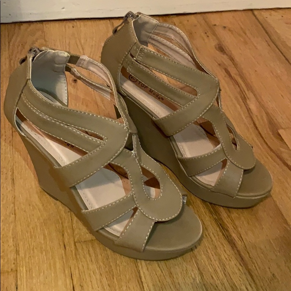 Nude wedges